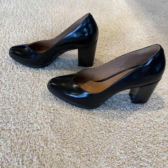 Clarks Artisan Black leather pumps. Size 9. - Picture 3 of 5